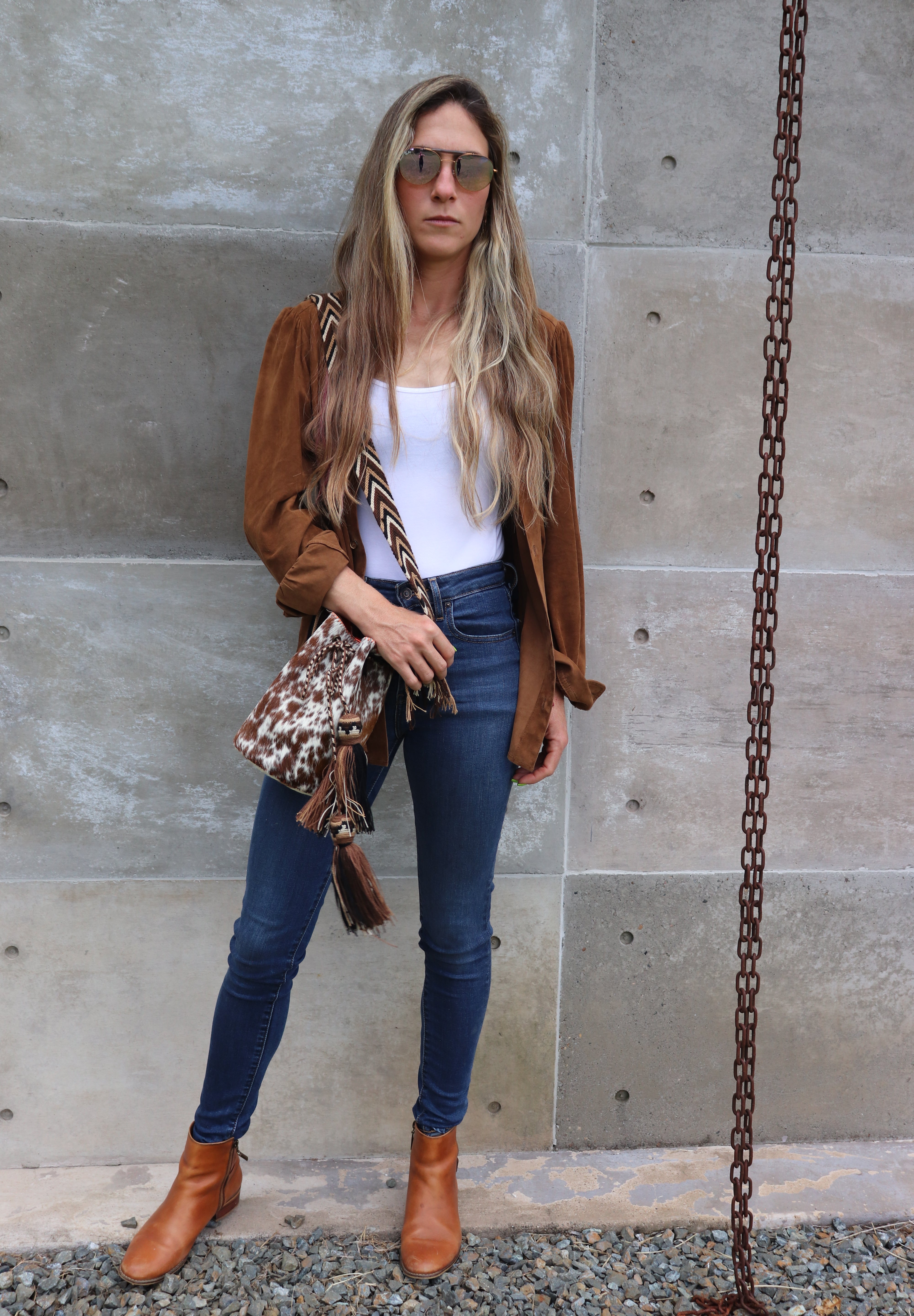 Detalle del bolso APUNU naranja con correa tejida Wayuu