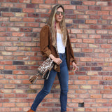 Detalle del bolso APUNU cow print y naranja naranja con correa tejida Wayuu