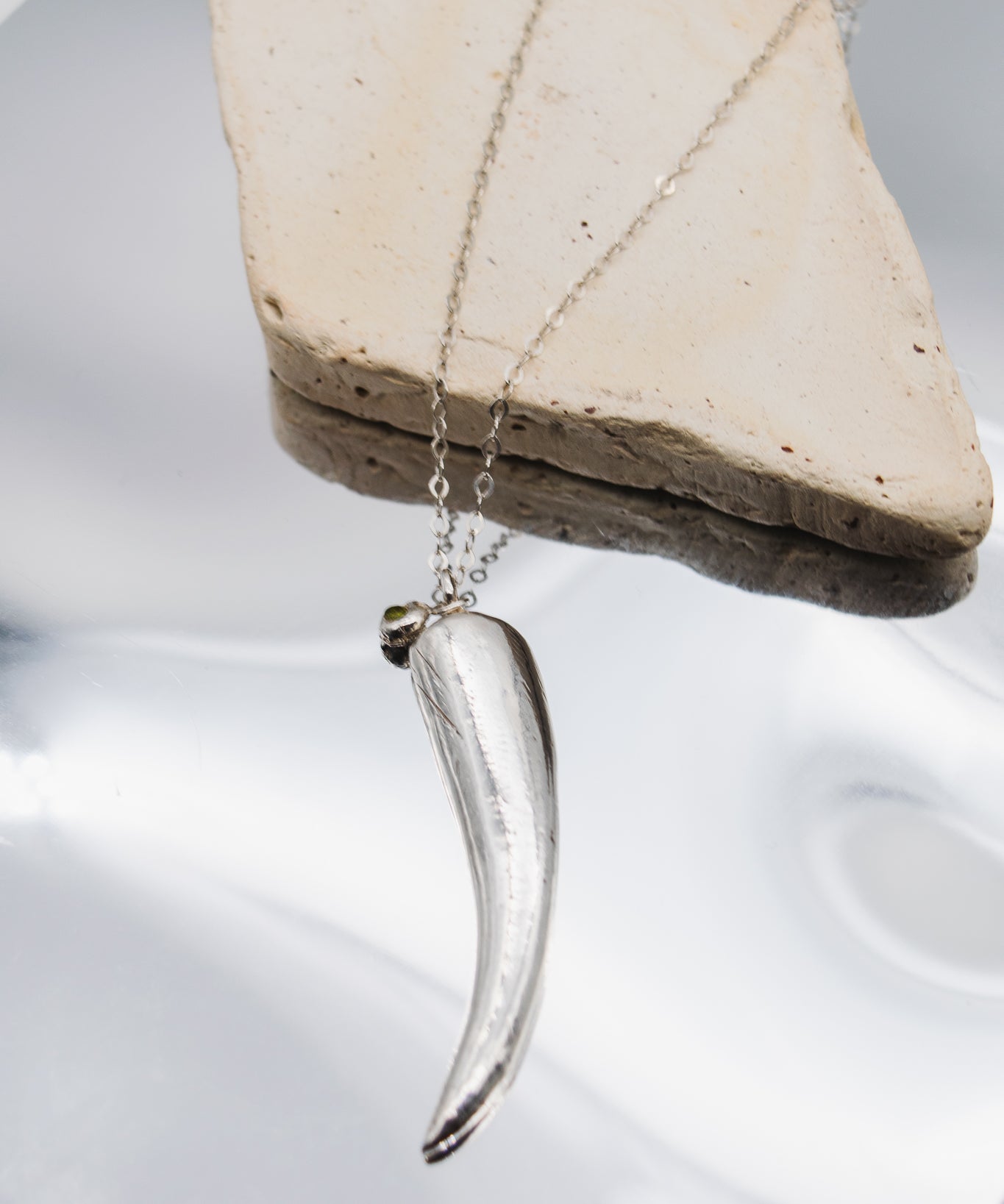 Collar Cacho de plata 925 hecho a mano por NUEVEVENTICINCO, joyería artesanal disponible en Madrid.