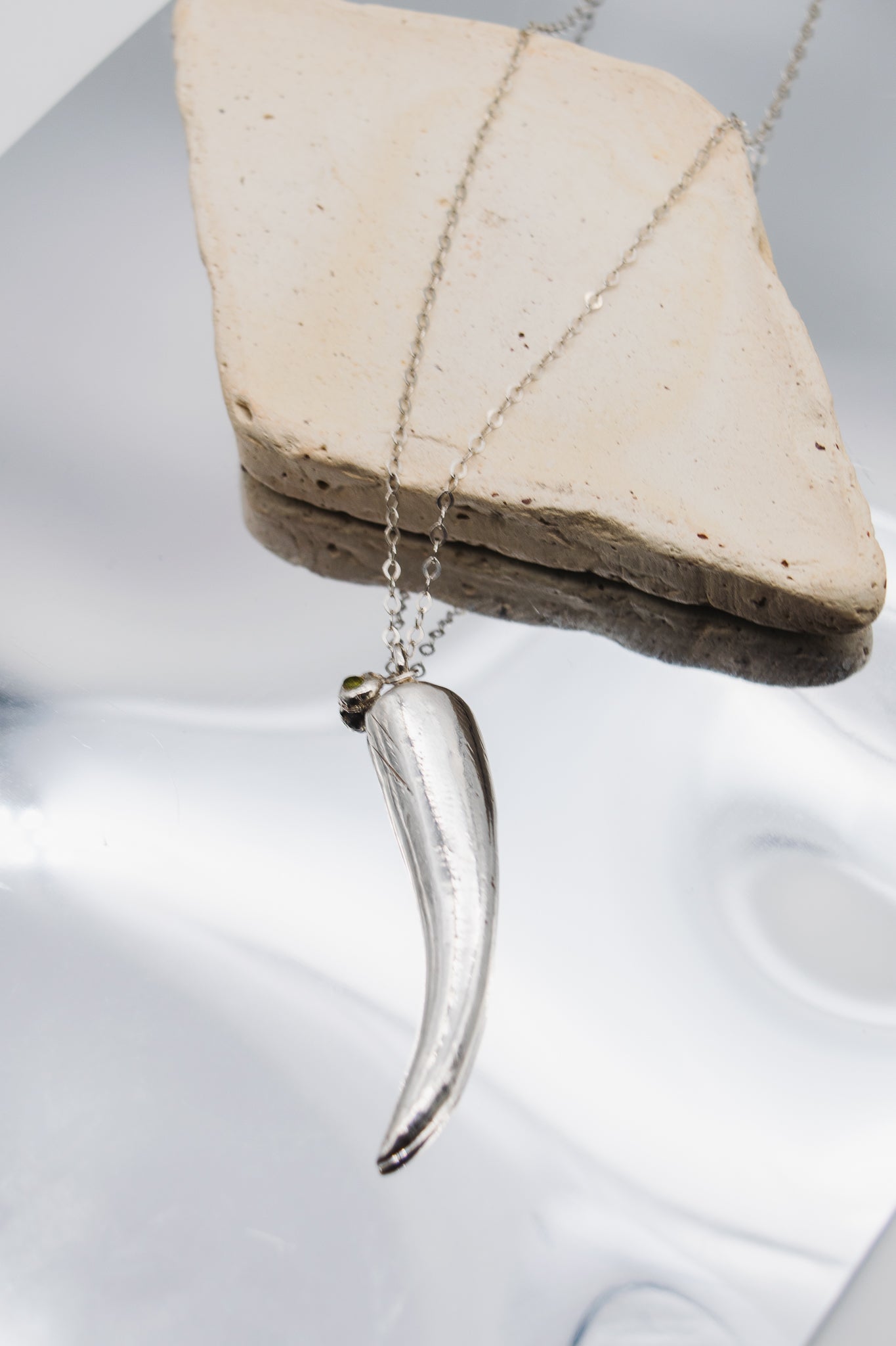 Collar Cacho de plata 925 hecho a mano por NUEVEVENTICINCO, joyería artesanal disponible en Madrid.