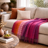 Manta artesanal Orbit de MORISQUETA en lana hecha a mano con diseño geométrico y franjas de color